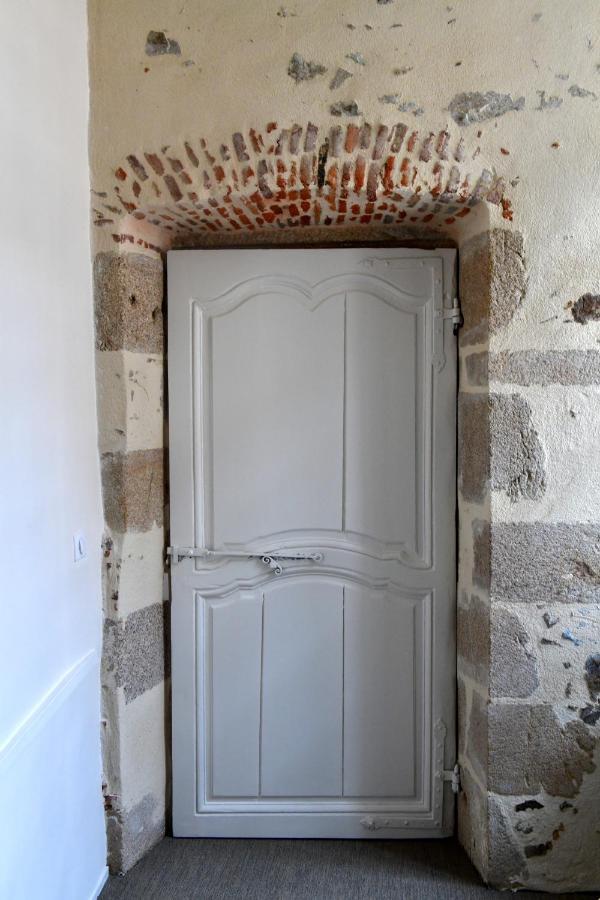 Les Du Cloitre Bed & Breakfast *